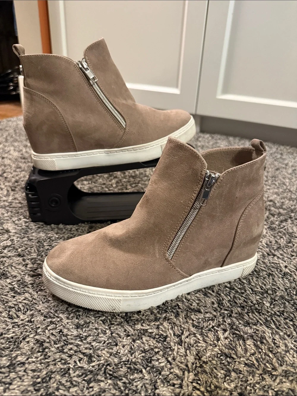 Steve Madden Wedgie Size 5 Taupe Hidden Wedge Sneaker Booties